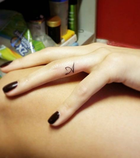 38 tatouages doigt femme et leurs significations 5
