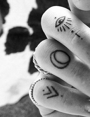 38 tatouages doigt femme et leurs significations 9