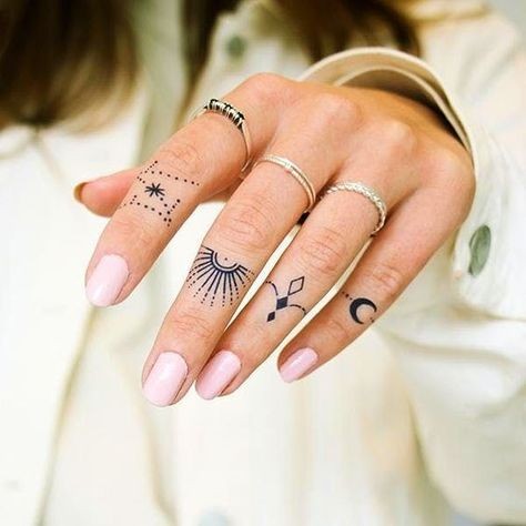 38 tatouages doigt femme et leurs significations 10