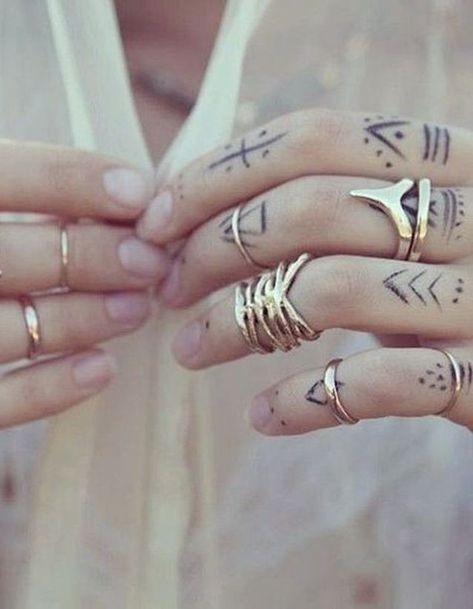38 tatouages doigt femme et leurs significations 12