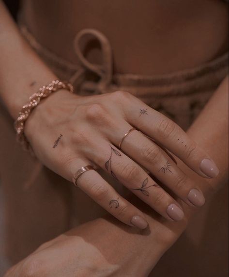38 tatouages doigt femme et leurs significations 13