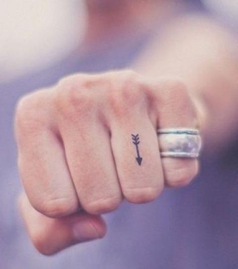 38 tatouages doigt femme et leurs significations 14