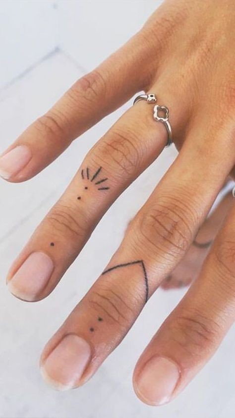 38 tatouages doigt femme et leurs significations 15