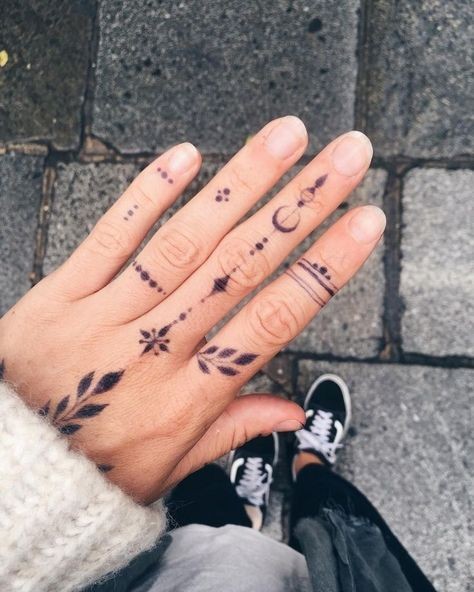38 tatouages doigt femme et leurs significations 16
