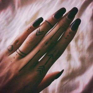 38 tatouages doigt femme et leurs significations 17