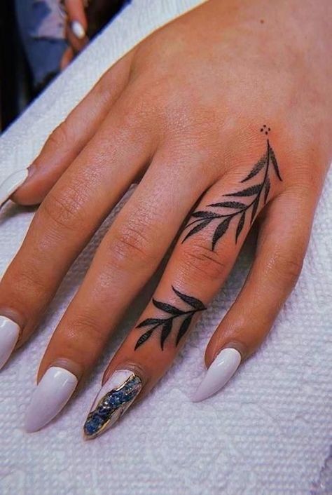 38 tatouages doigt femme et leurs significations 20