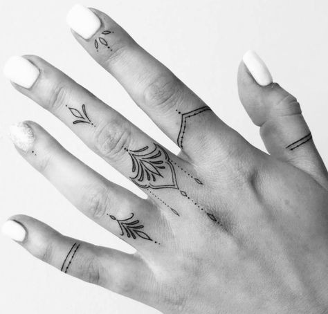 38 tatouages doigt femme et leurs significations 21