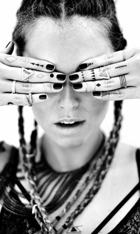 38 tatouages doigt femme et leurs significations 23