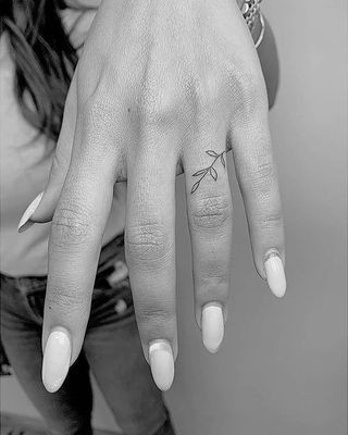 38 tatouages doigt femme et leurs significations 24