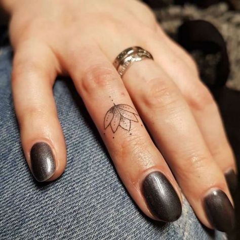 38 tatouages doigt femme et leurs significations 26