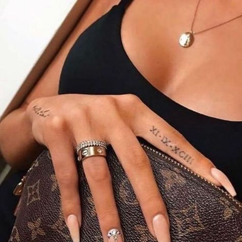 38 tatouages doigt femme et leurs significations 32