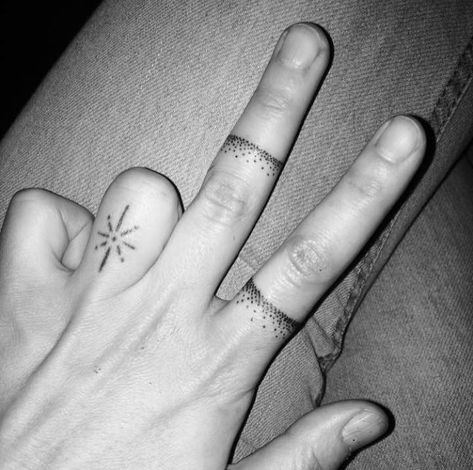 38 tatouages doigt femme et leurs significations 33