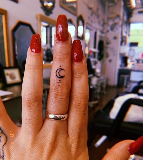38 tatouages doigt femme et leurs significations 34