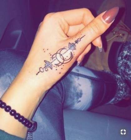 38 tatouages doigt femme et leurs significations 35