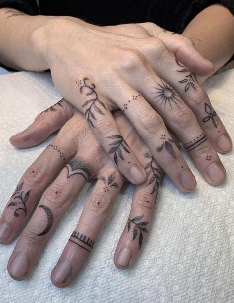 38 tatouages doigt femme et leurs significations 36