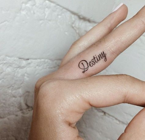 38 tatouages doigt femme et leurs significations 37