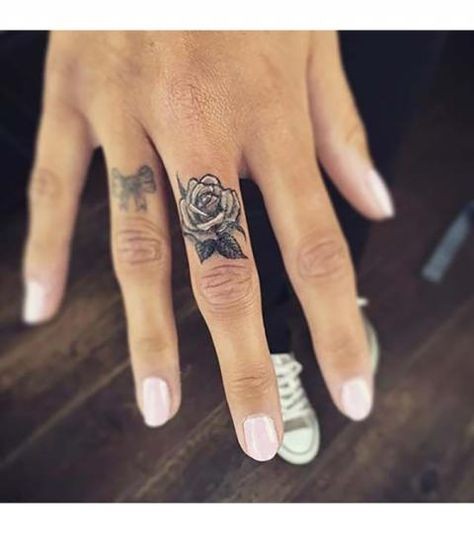 38 tatouages doigt femme et leurs significations 39