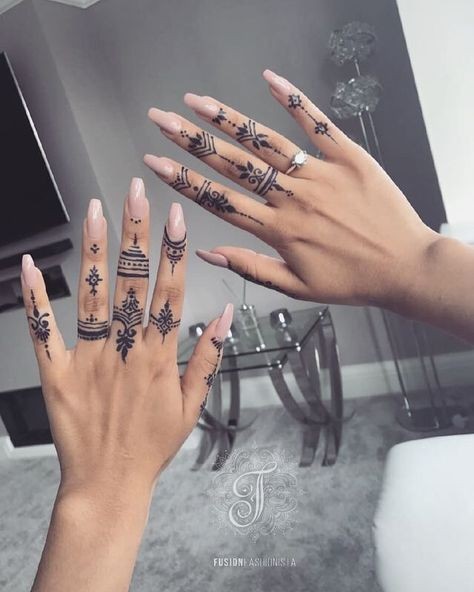 38 tatouages doigt femme et leurs significations 40