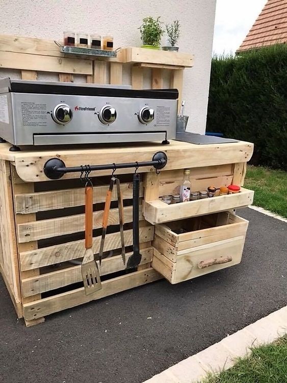 Les 26 plus beaux bars et barbecues en palettes 20 Les 26 plus beaux bars et barbecues en palettes 20