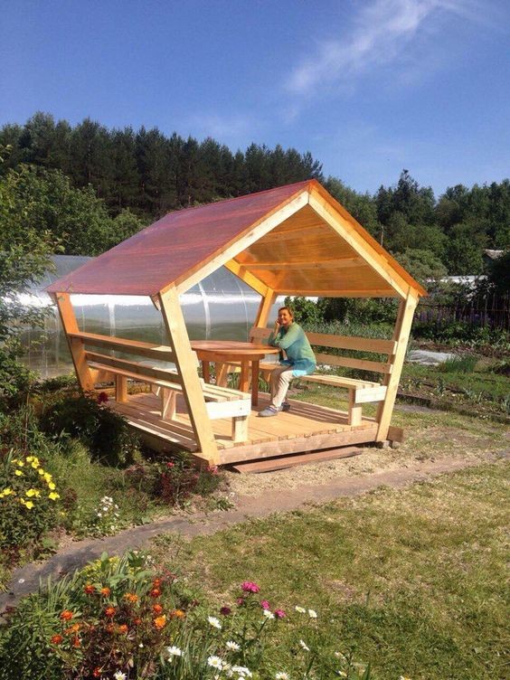 25 idées de tables de jardin avec bancs et toits en bois 15