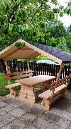 25 idées de tables de jardin avec bancs et toits en bois 17