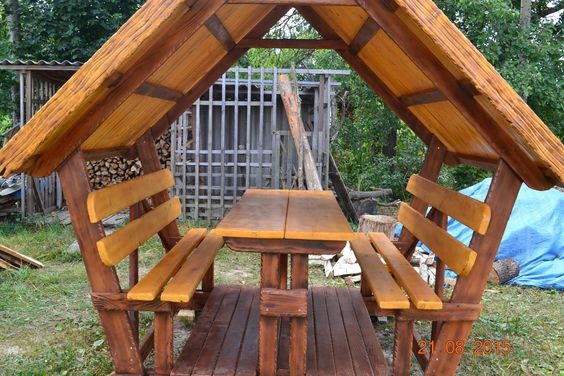 25 idées de tables de jardin avec bancs et toits en bois 18