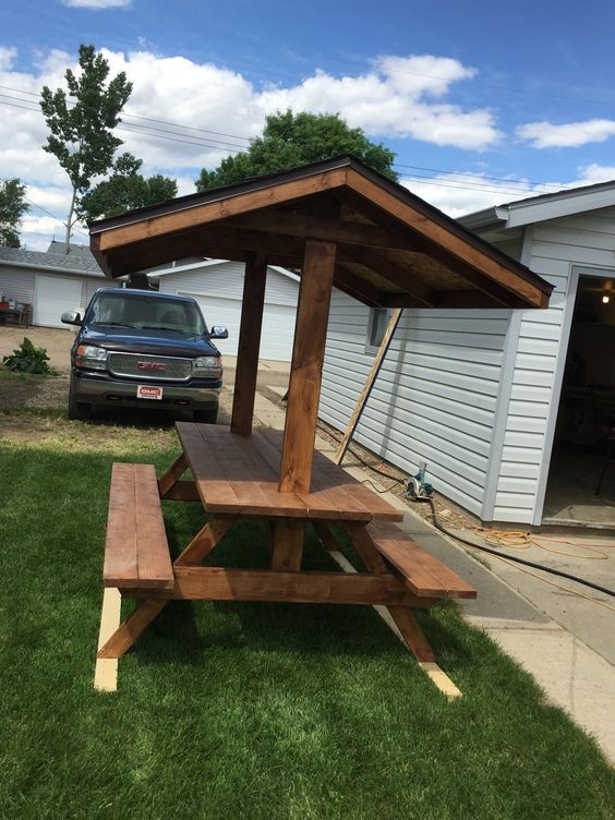25 idées de tables de jardin avec bancs et toits en bois 21