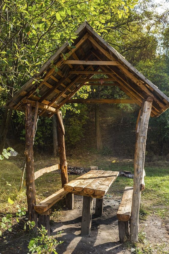 25 idées de tables de jardin avec bancs et toits en bois 23