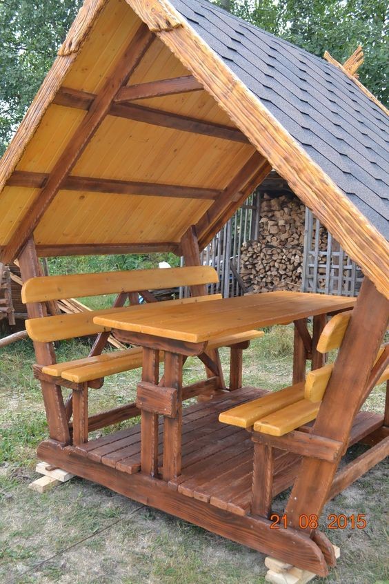 25 idées de tables de jardin avec bancs et toits en bois 5