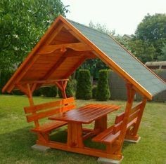 25 idées de tables de jardin avec bancs et toits en bois 7