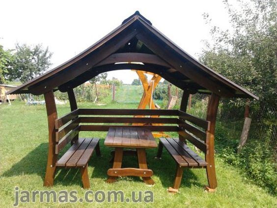 25 idées de tables de jardin avec bancs et toits en bois 9