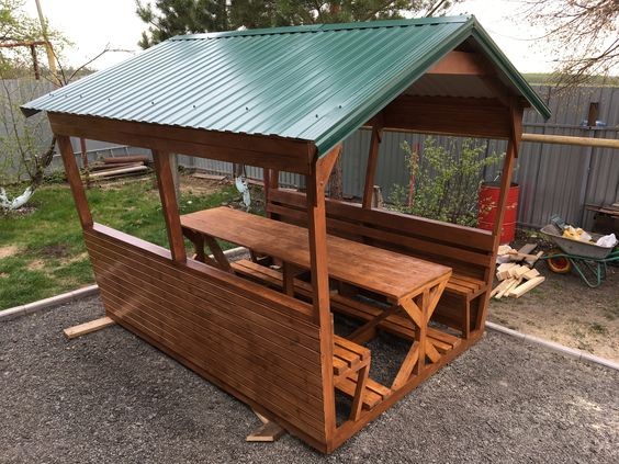 25 idées de tables de jardin avec bancs et toits en bois 10