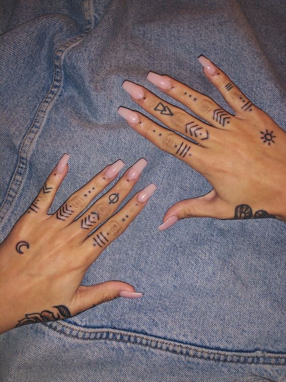 18 top idées de tatouages main qui sublimeront vos mains 12