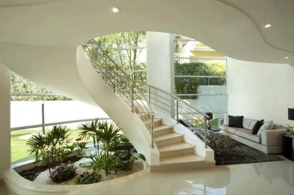 12 idées pour embellir la zone sous les escaliers 5