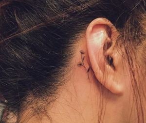 100 Tatouages derrière l'oreille mignons pour femme 59