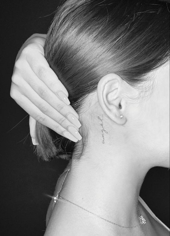 100 Tatouages derrière l'oreille mignons pour femme 75