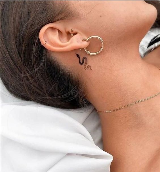 100 Tatouages derrière l'oreille mignons pour femme 18