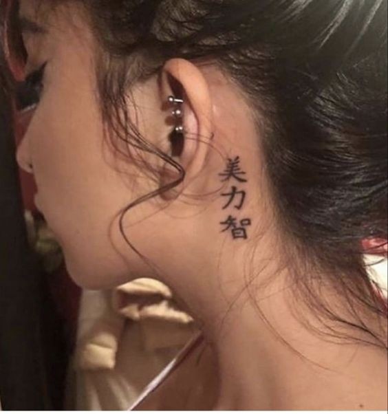 100 Tatouages derrière l'oreille mignons pour femme 79