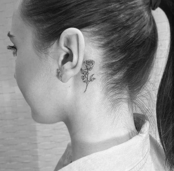 100 Tatouages derrière l'oreille mignons pour femme 8