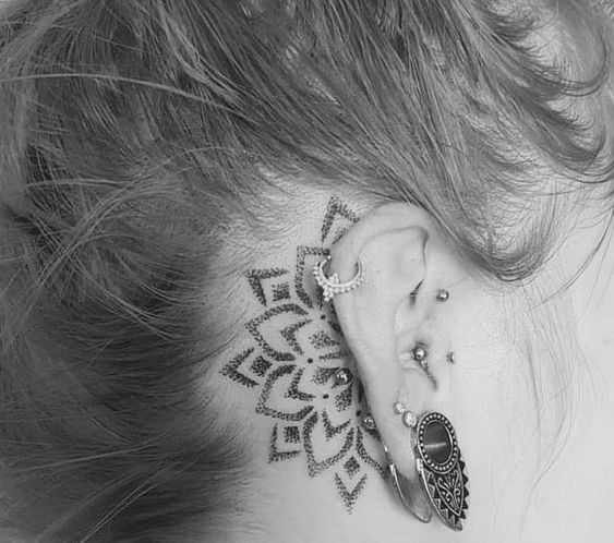 100 Tatouages derrière l'oreille mignons pour femme 83