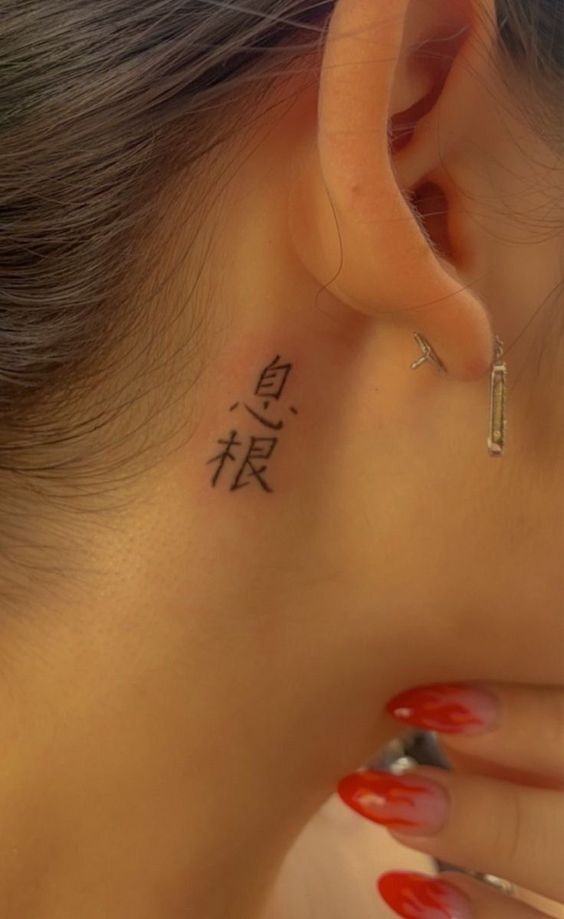 100 Tatouages derrière l'oreille mignons pour femme 19