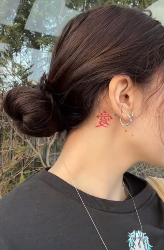 100 Tatouages derrière l'oreille mignons pour femme 15