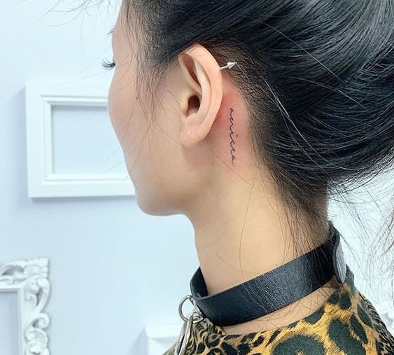 100 Tatouages derrière l'oreille mignons pour femme 91