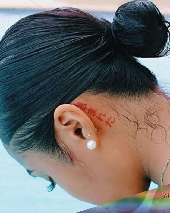 100 Tatouages derrière l'oreille mignons pour femme 96
