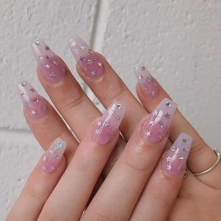 17 idées pour avoir de jolis ongles avec des étoiles 12 17 idées pour avoir de jolis ongles avec des étoiles 12