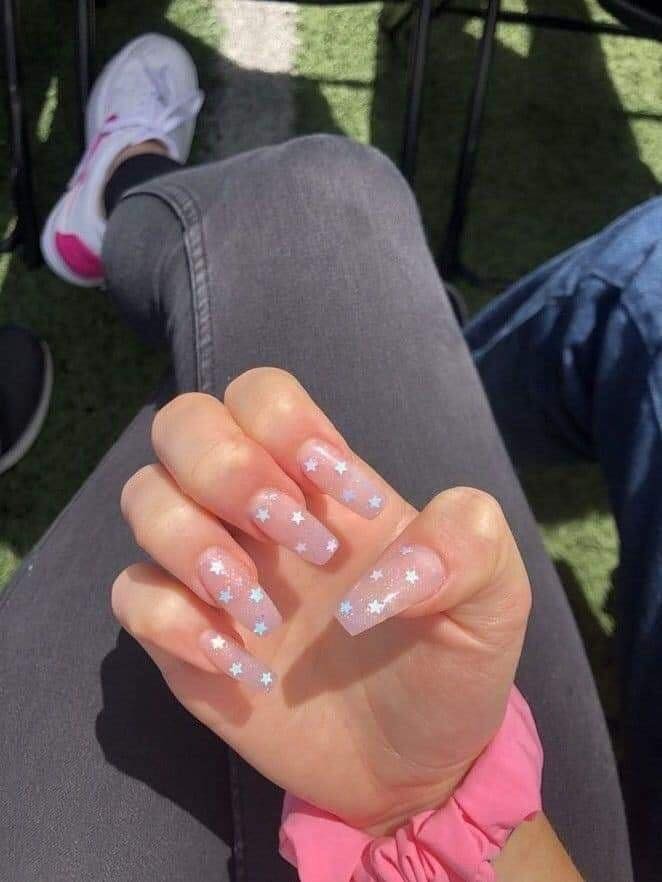 17 idées pour avoir de jolis ongles avec des étoiles 13 17 idées pour avoir de jolis ongles avec des étoiles 13