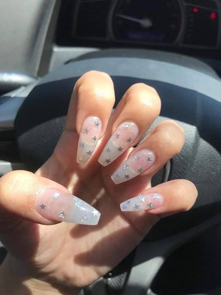 17 idées pour avoir de jolis ongles avec des étoiles 15 17 idées pour avoir de jolis ongles avec des étoiles 15