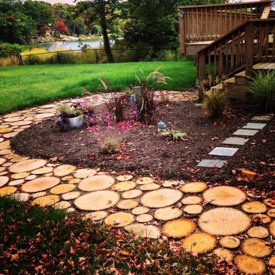 18 idées de chemin de jardin à faire avec des disques de bois 13