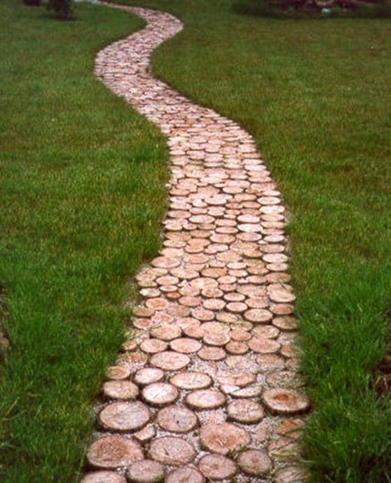 18 idées de chemin de jardin à faire avec des disques de bois 4