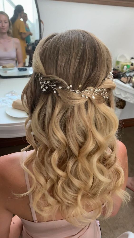 26 Coiffures de mariage mi-longs avec cheveux lâchés 13 26 Coiffures de mariage mi-longs avec cheveux lâchés 13